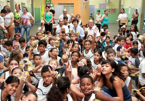 Governo de Andradina entrega mais de 5 mil chocotones para alunos da rede municipal