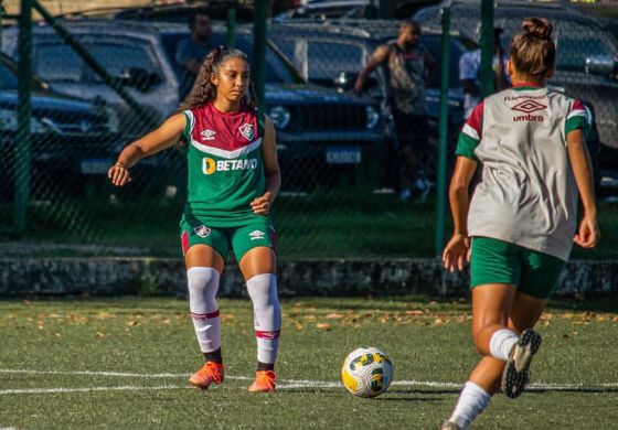 Jogadora de futebol Ana Muniz de Andradina assina com o Fluminense