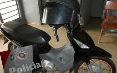 Jovem é preso por furto de moto e roubo de celular