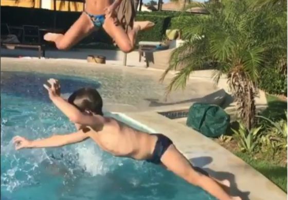 Claudia Leitte se diverte com os filhos na piscina