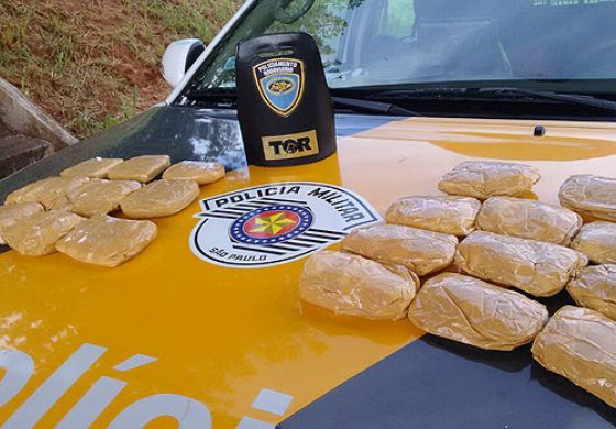 Adolescentes e homem são presos com cocaína e 40 kg de maconha