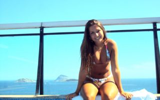 Carolina Portaluppi, filha de Renato Gaúcho, curte piscina em cobertura no Rio