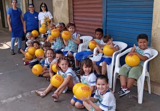 Sorveteria Tropical Encanta Alunos da Escola Leonor Salomão no Projeto União Faz a Vida