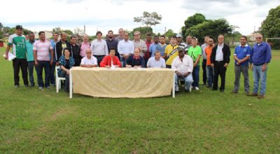 Governo de Andradina assina contrato para melhorias no campo da Vila Mineira