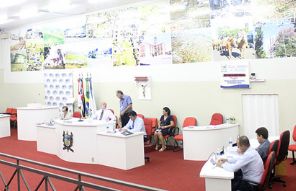 Câmara derruba veto e mantém projeto que proíbe inauguração de obras inacabadas