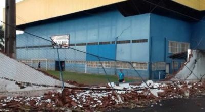 Chuva forte na região derruba muro de clube em Andradina