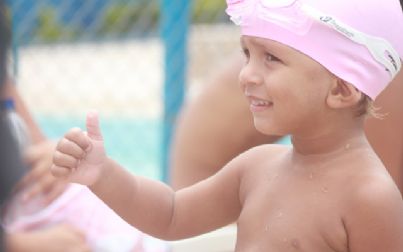 Jovens promessas pulam na piscina em festival em Andradina