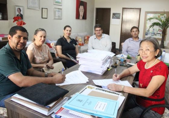Tamiko assina contrato para instalar energia solar na escola Eulália