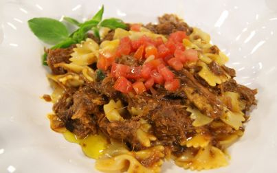 Macarrão gravatinha com carne de panela