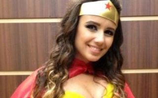 Paula Fernandes se veste de Mulher Maravilha  