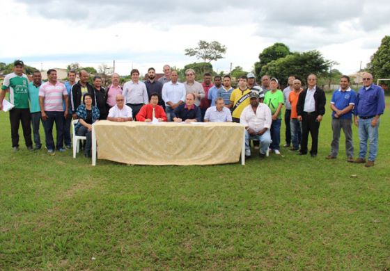 Governo de Andradina assina contrato para melhorias no campo da Vila Mineira