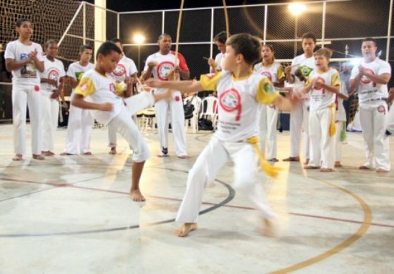 Governo de Andradina realiza arte na praça com roda de capoeira