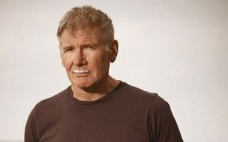 Harrison Ford faz pose com bigode de leite