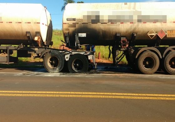 Carreta carregada com etanol pega fogo após pneu estourar