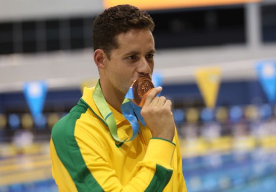 Natação brasileira tem noite de ouro no Pan com medalhas e quebra de recordes