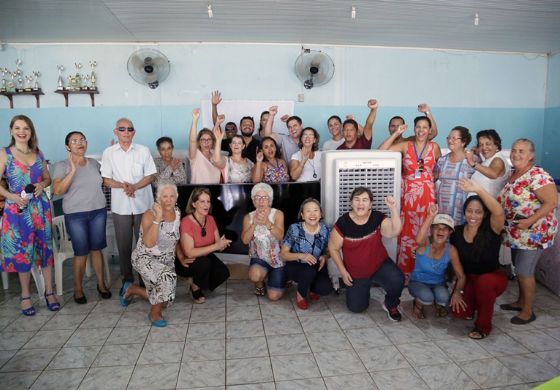 Tamiko entrega ao Centro Convivência do Idoso climatizadores e TV tela de cinema
