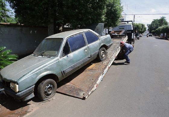 Fiscalização começa a recolher veículos abandonados em Andradina