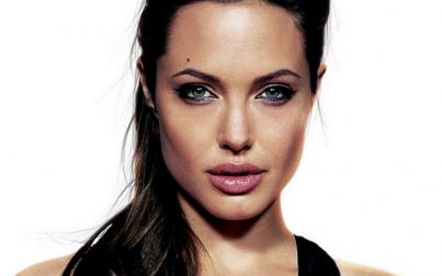 Angelina Jolie diz ter retirado seios para evitar câncer