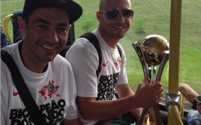 Liderado por Alessandro com a taça do Mundial, Corinthians chega a São Paulo