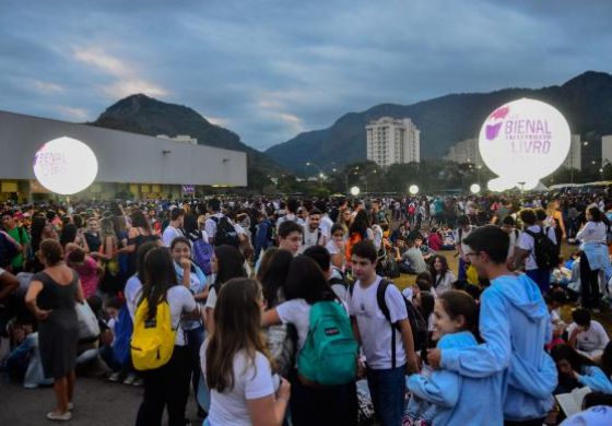 Livros em papel ainda encantam crianças e adolescentes nascidos na era digital