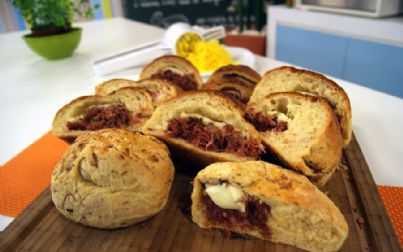 Receita de pão de mandioquinha recheado com carne seca