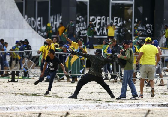 Manifestantes invadem Congresso, Palácio do Planalto e STF
