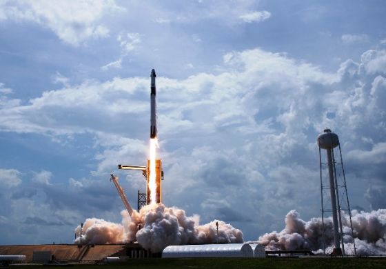 Decolagem histórica: Nasa e SpaceX lançam foguete tripulado