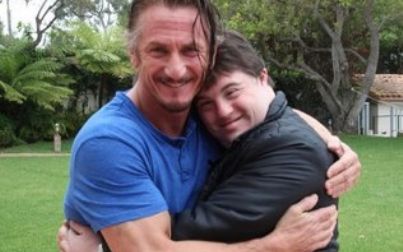 Sean Penn faz churrasco para atores do filme "Colegas"