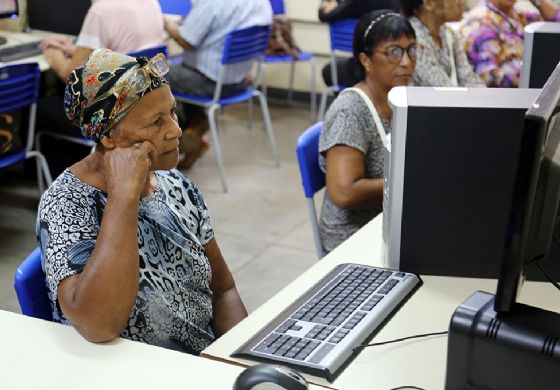 Direitos Humanos promove curso de tecnologia de celulares para idosos