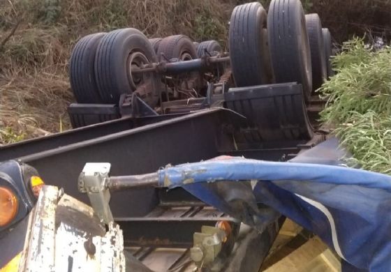 Resgate de caminhoneiro que caiu em córrego dura mais de 12 horas em Itapura