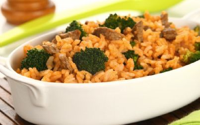 Arroz com iscas de carne e brócolis