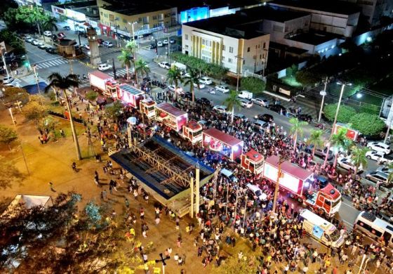 Caminhões iluminados da Caravana Coca-Cola passaram por TL e abriram festividades de final de an