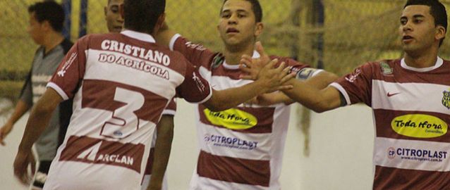 Futsal começa com goleadas