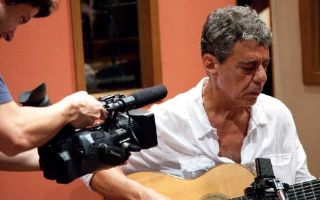 Chico Buarque lança novo disco após cinco anos e aposta na internet
