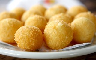 Bolinhas de queijo com gergelim preto