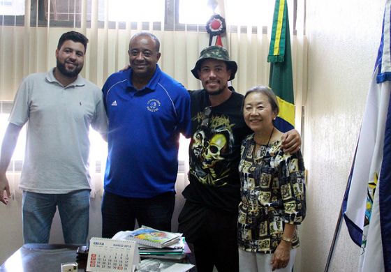 Tamiko recebe andradinense que é destaque nacional do skate