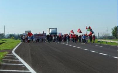 Região tem bloqueio de rodovias e liberação de pedágio