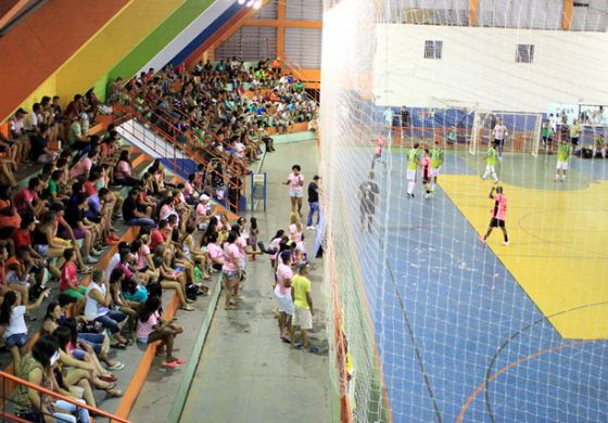 Carmelo pela Prata e Sereno pela Ouro garantem vagas nas finais do Futsal de Férias