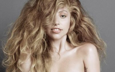 Lady Gaga dispensa maquiagem e roupas em ensaio sensual