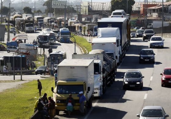 Caminhoneiros e taxistas recebem auxílio