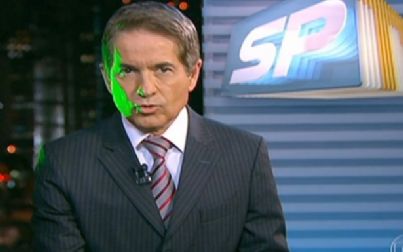 Manifestantes disparam luzes em apresentador da Globo