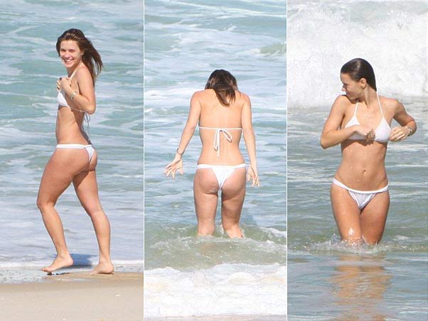Carol Dieckmann vai sozinha à praia e revela celulite - 