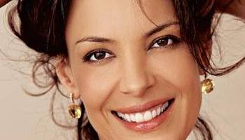Carolina Ferraz lança livro de receitas caseiras