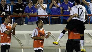 R. Carlos marca primeiro gol e Corinthians vence Santo André