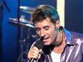 Dinho Ouro Preto sofre queda em show