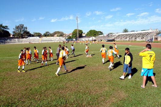 Ilha Solteira: Escolinha de futebol abre caminho profissional - 
