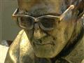 Estátua de Drummond ganha novos óculos