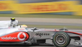 Em treino marcado por acidente de Buemi, Hamilton faz melhor tempo