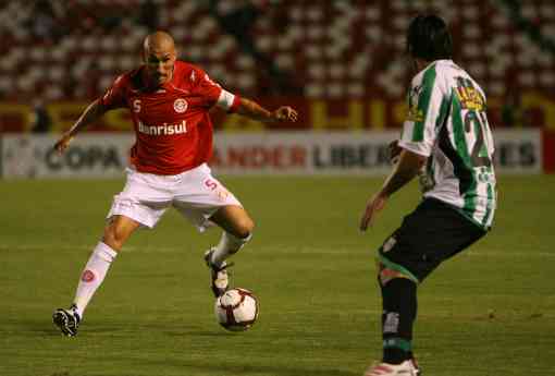 Inter vence, elimina Banfield e garante duelo com Estudiantes - 