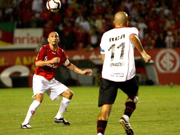 Zagueiro marca no fim e Inter vence a 1ª contra campeões - 